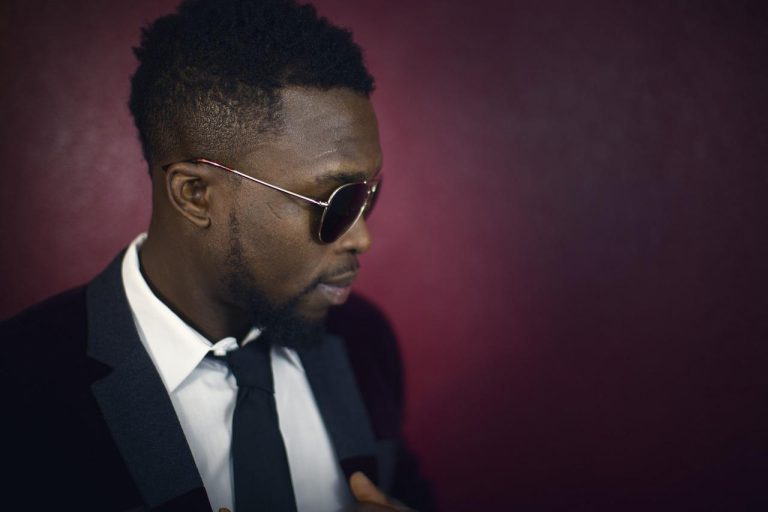 چگونه عینک آفتابی خود را با کت و شلوار نگهداری کنیم؟ راهنمای استایل اشرافی