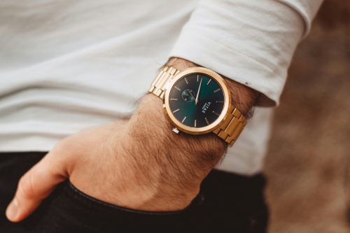 چرا عکس‌های واقعی ساعت مچی، بهتر از رندرهای دیجیتال عمل می‌کنند؟