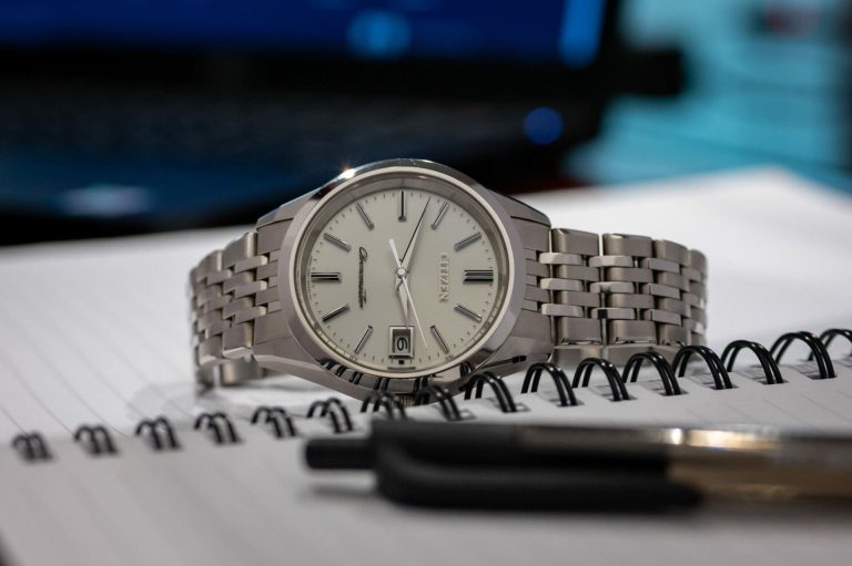 معرفی و بررسی ساعت سیتیزن کرونومستر: چرا عاشقان ساعت مچی اصل به سراغ کوارتزهای فوق دقیق (HAQ) می‌روند؟