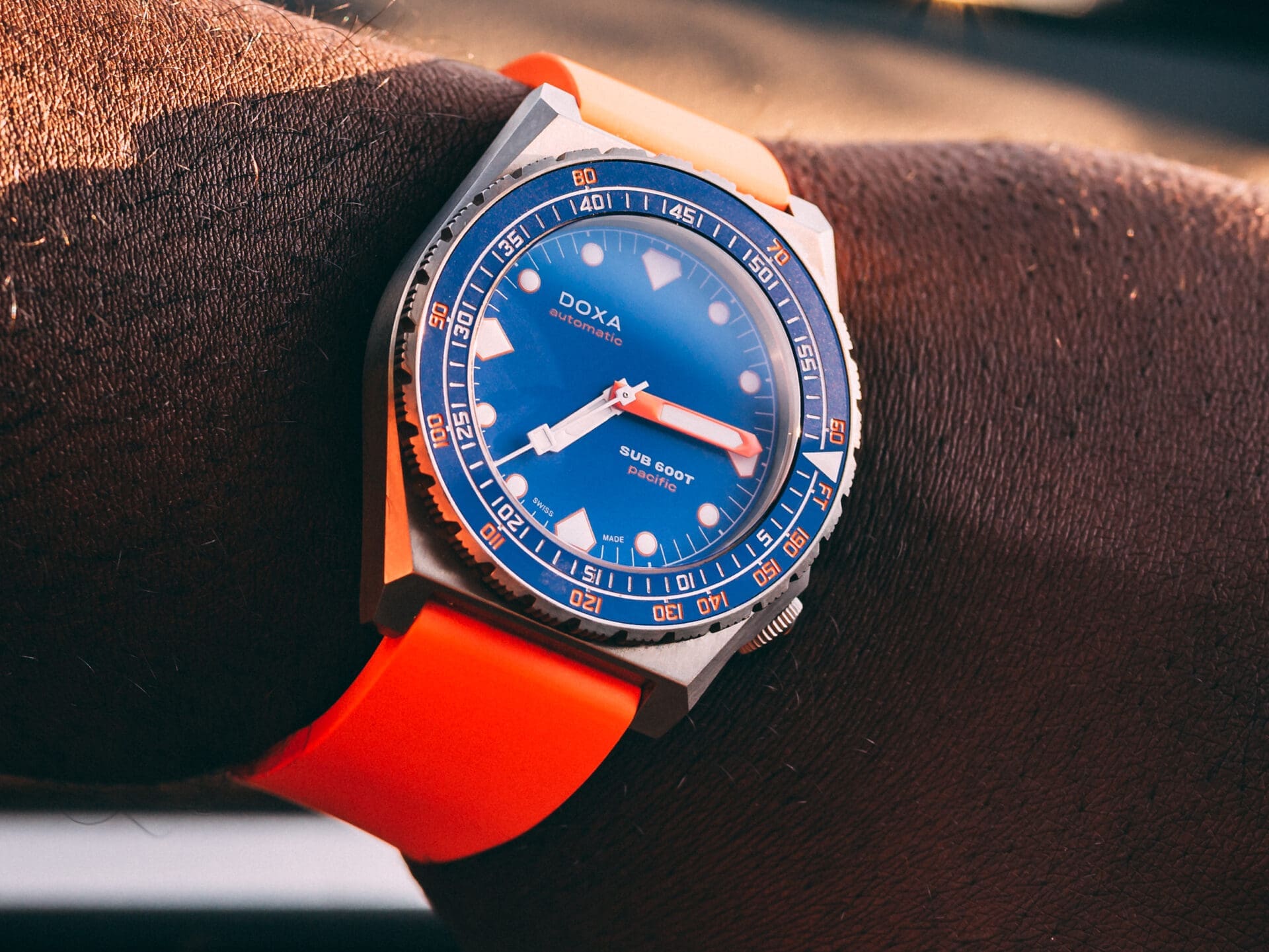 ساعت داکسا SUB 600T پسیفیک با بند نارنجی از نمای نزدیک