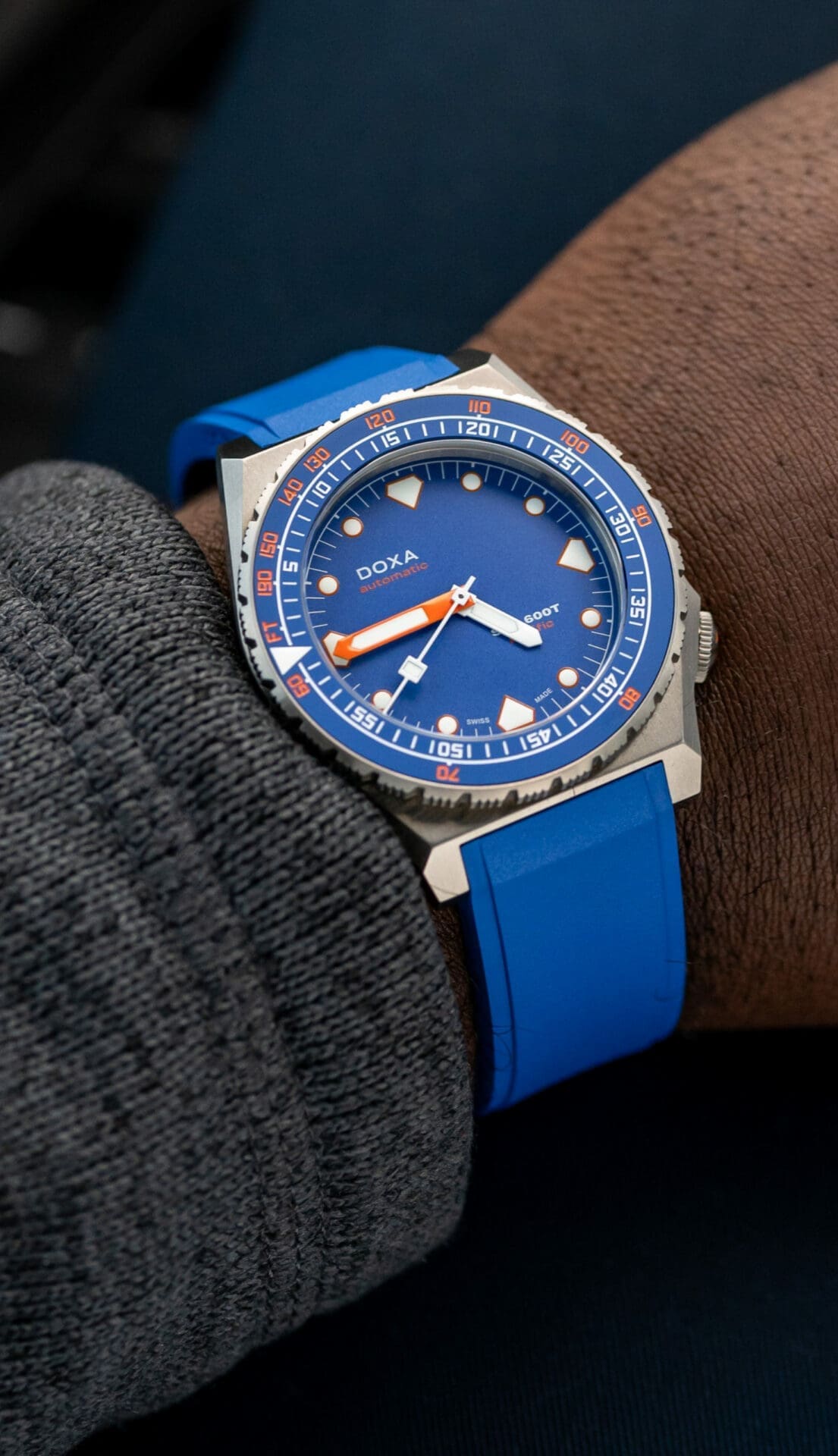 ساعت داکسا SUB 600T پسیفیک با بند آبی از نمای نزدیک