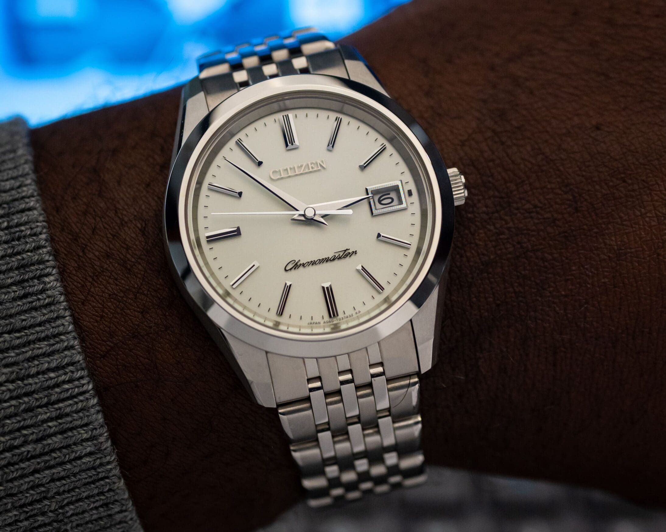 نمای صفحه ساعت سیتیزن کرونومستر روی مچ دست