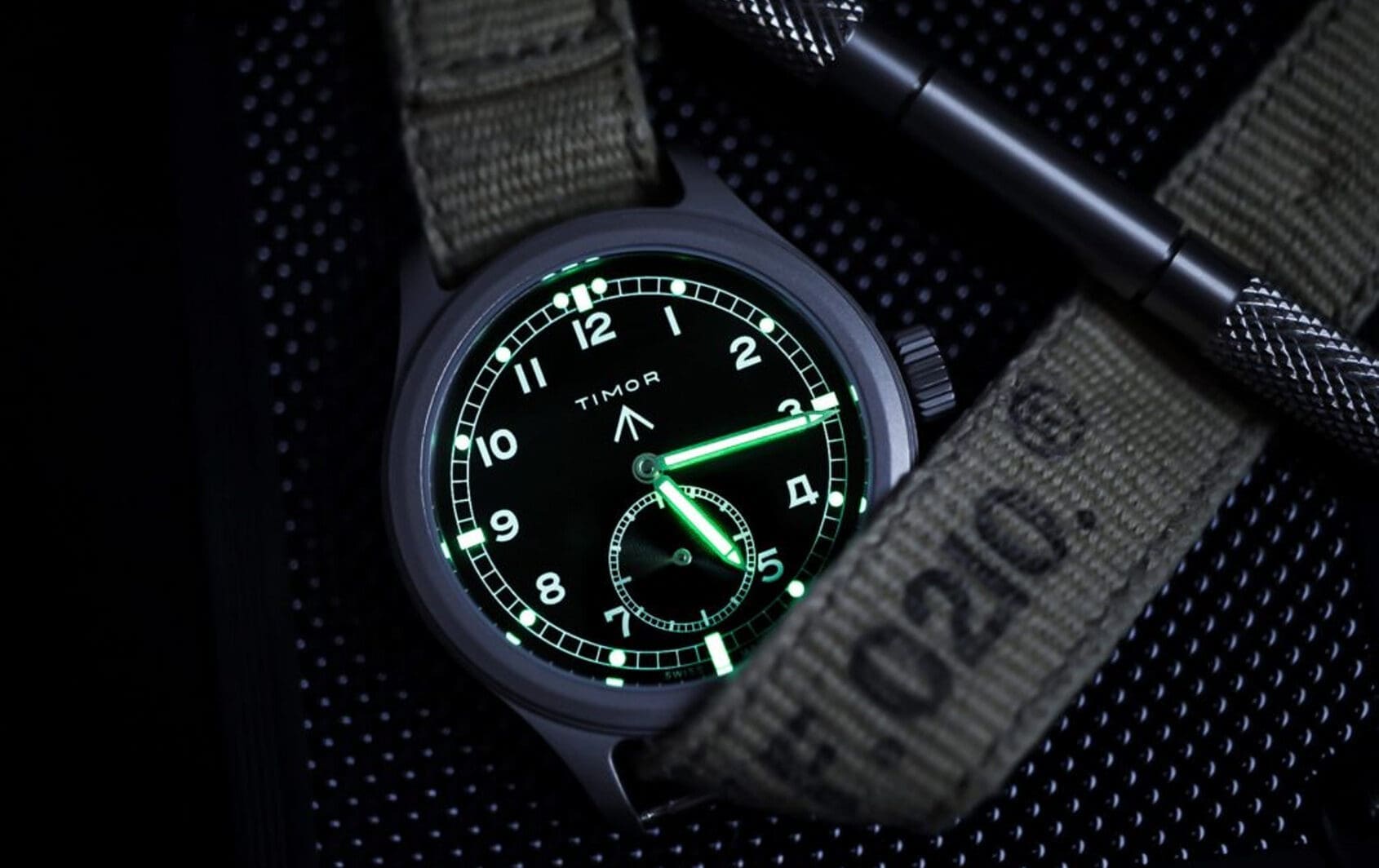 ساعت مچی با نشانگرهای شب‌نما در تاریکی
