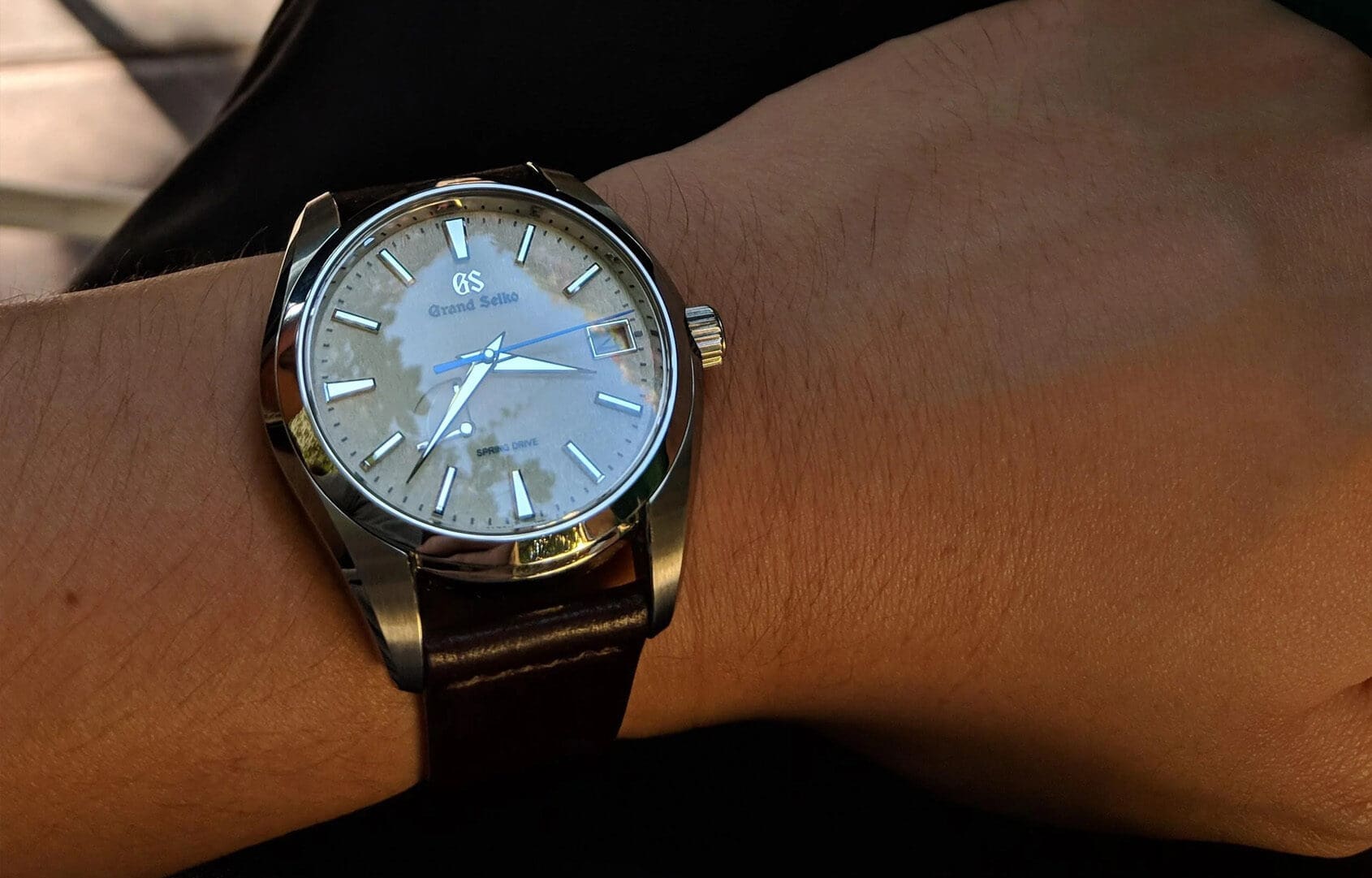 صفحه ساعت مچی با و بدون نشانگرهای شب‌نما