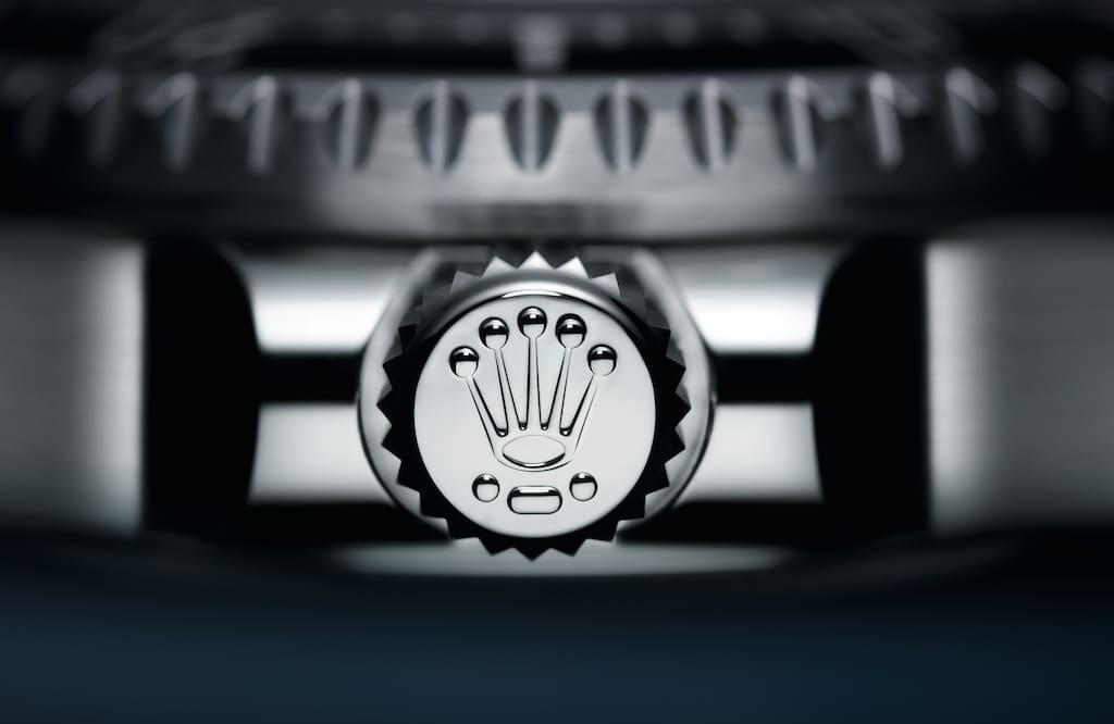 ساعت رولکس دیپ‌سی چلنج در کنار تجهیزات غواصی