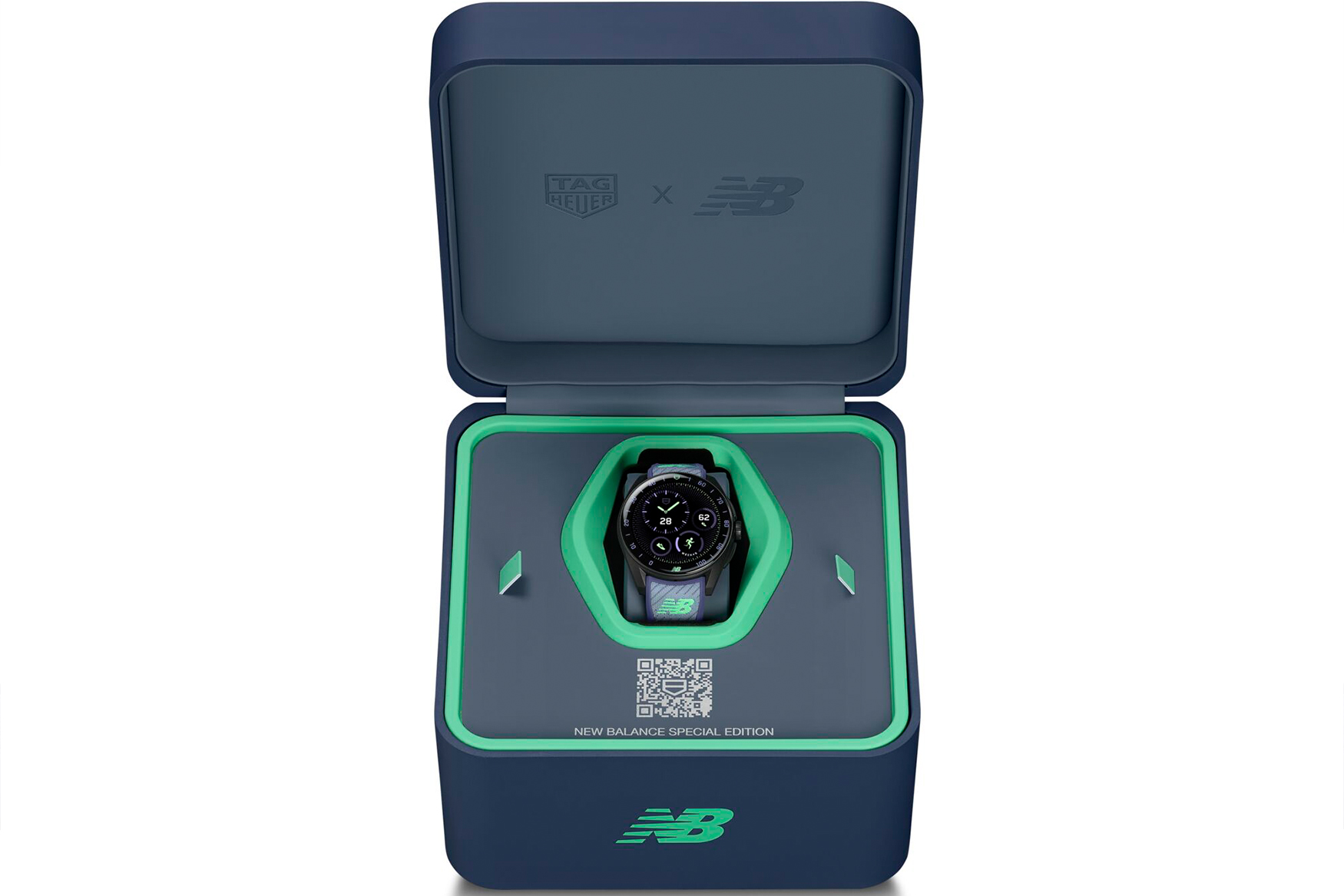 ساعت هوشمند تگ هویر روی مچ دست در حال دویدن