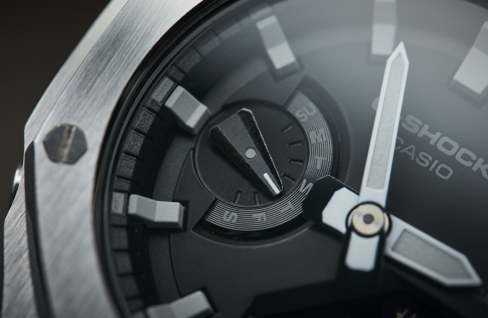 جزئیات صفحه ساعت کاسیو جی‌شاک GA-2100 با نشانگر روز