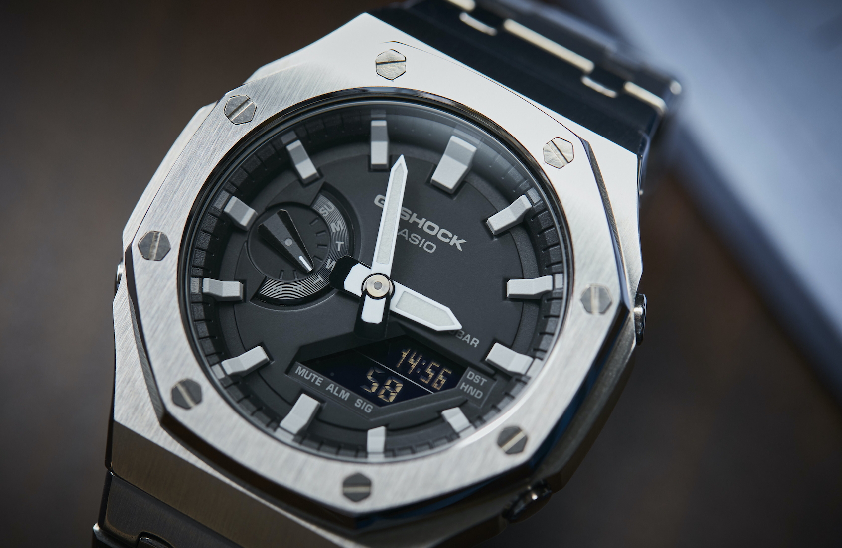 ساعت کاسیو جی‌شاک GA-2100 با تمرکز بر صفحه