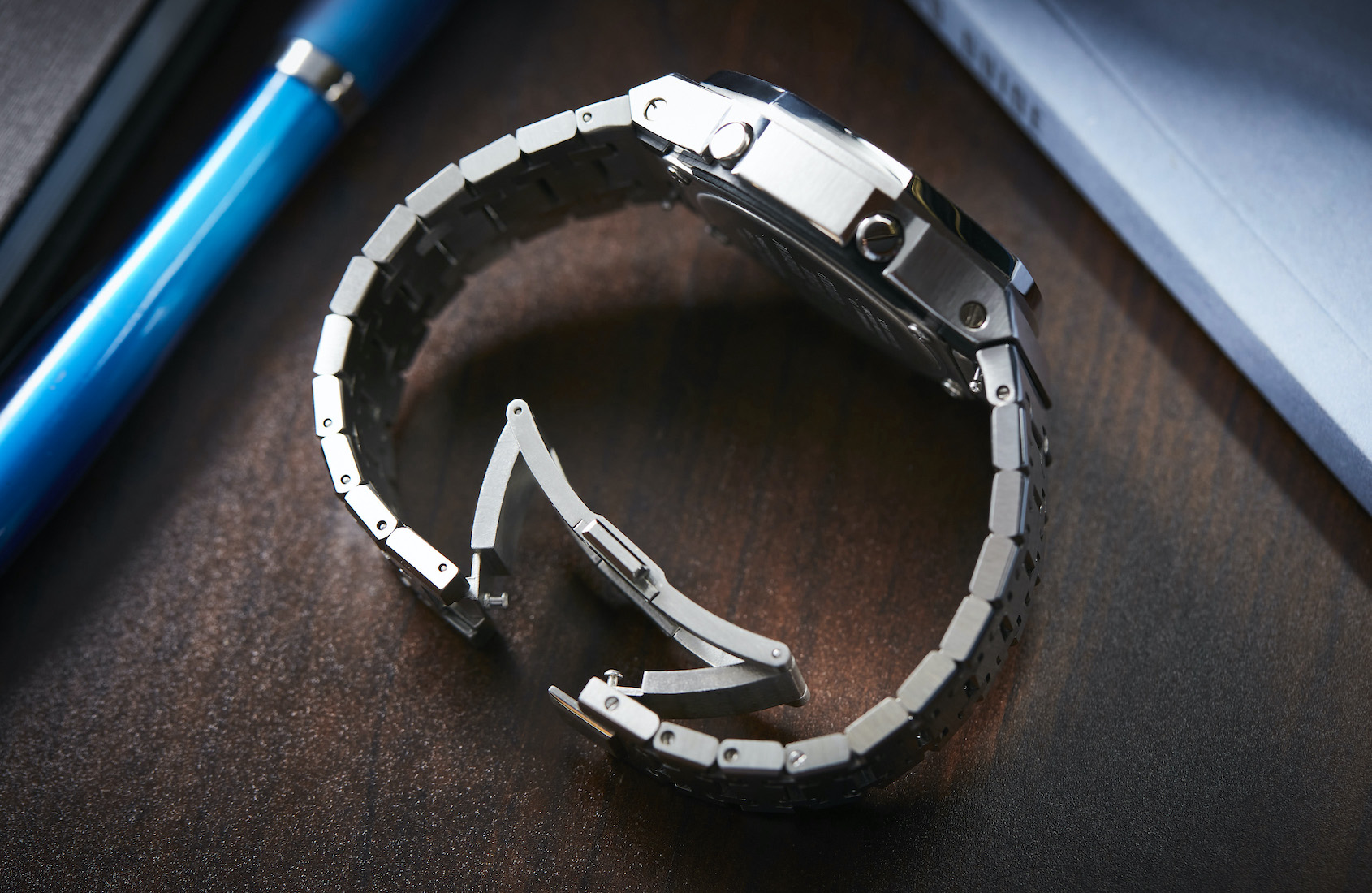 نمای جانبی ساعت کاسیو جی‌شاک GA-2100 از کنار با دسته کوک