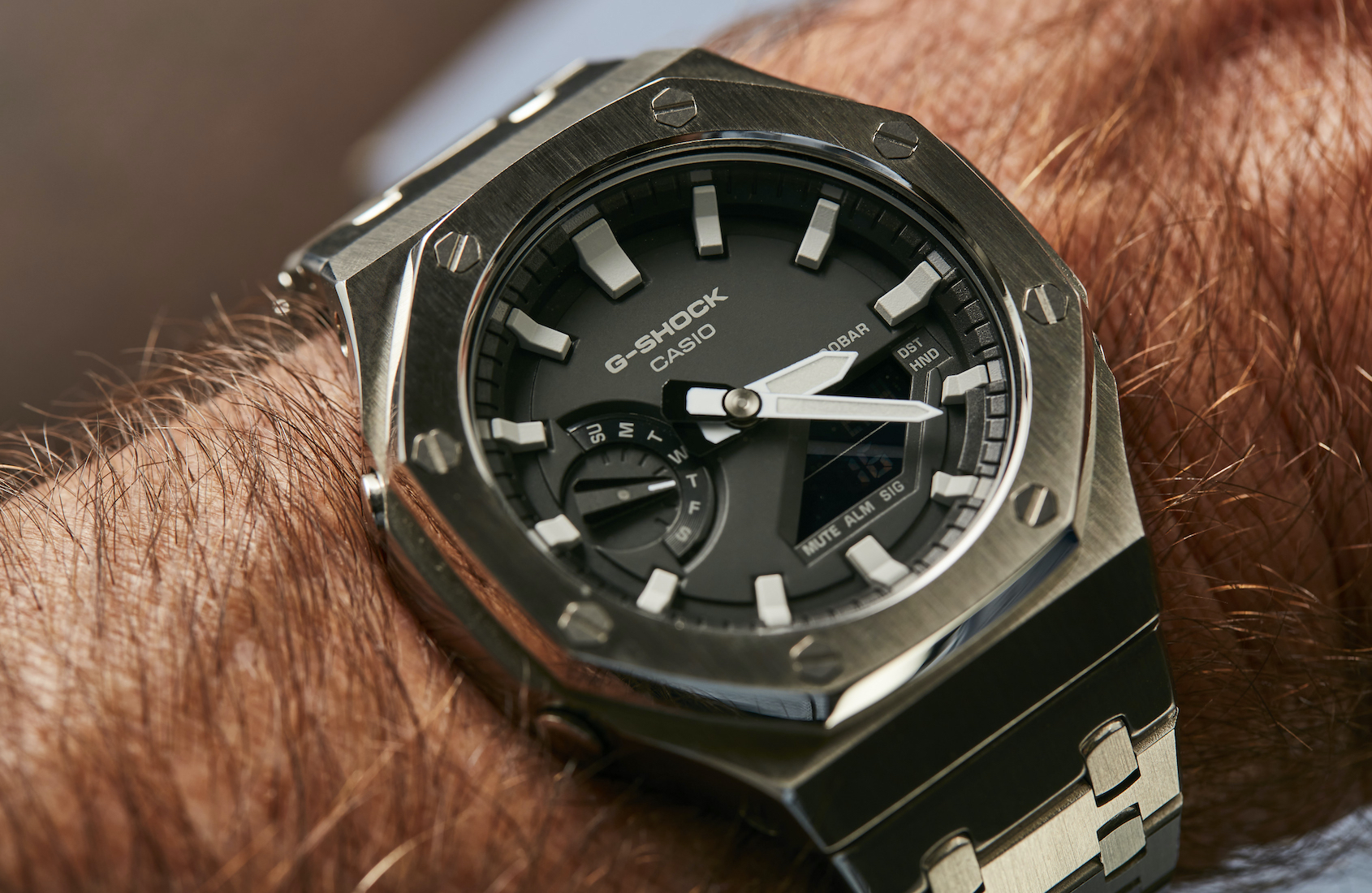 ساعت کاسیو جی‌شاک GA-2100 روی مچ دست