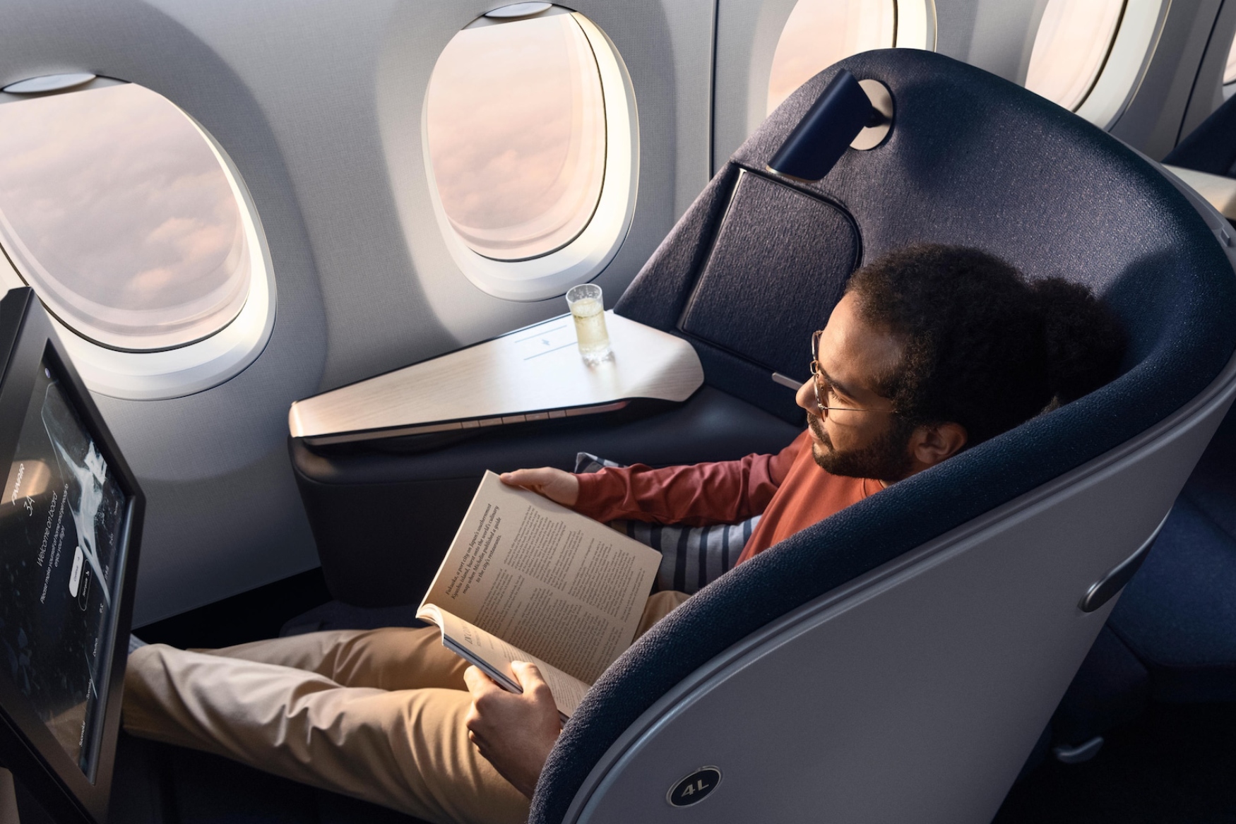 مسافر در صندلی بیزنس کلاس هواپیما