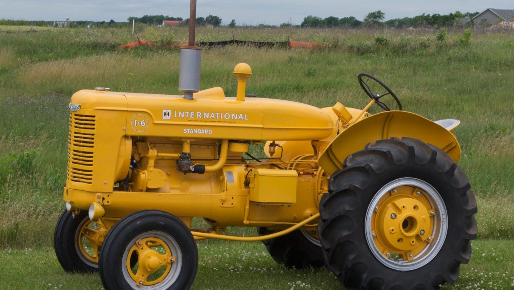 تصویری از یک تراکتور قدیمی