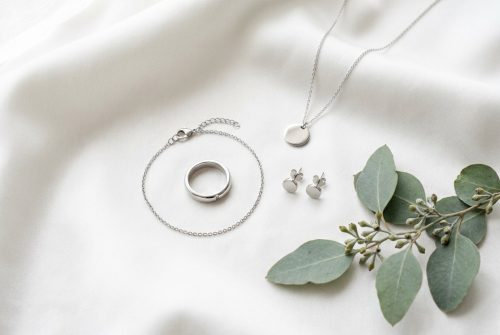 راهنمای خرید زیورآلات برای پوست حساس؛ کدام جنس واقعاً ضدحساسیت است؟